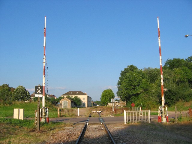 Côte d'Or - Semur en Auxois - passage à niveau